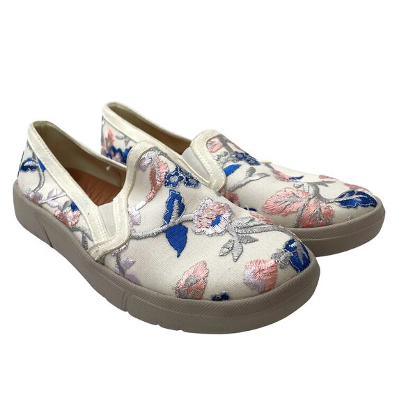 Baretraps NWOT Bonaire Embroidered Slip-On Sneaker (8M) - Picture 3 of 9